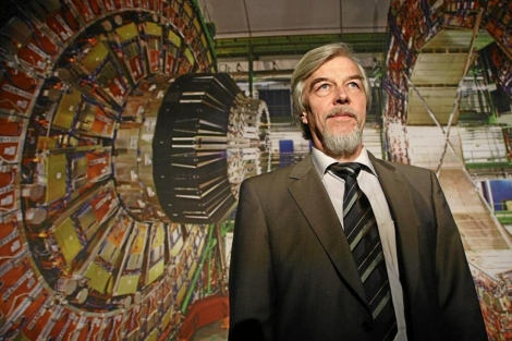 El director general del CERN, Rolf-Dieter Heuer, ante una imagen del LHC. | Getty