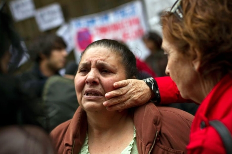 Una mujer llora tras ser desahuciada. | Alberto di Lolli