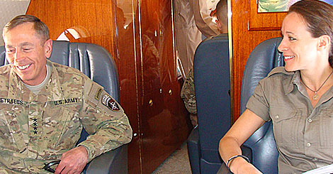David Petraeus, con su bigrafa. | EM