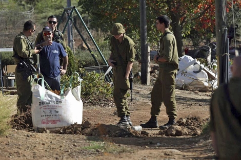 Soldados israeles inspecciona un mortero lanzado desde Siria, en los Altos del Goln.| Efe