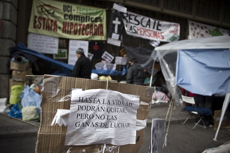 Acampada de afectados por los desahucios frente a la sede de Bankia en Madrid. | A. di Lolli