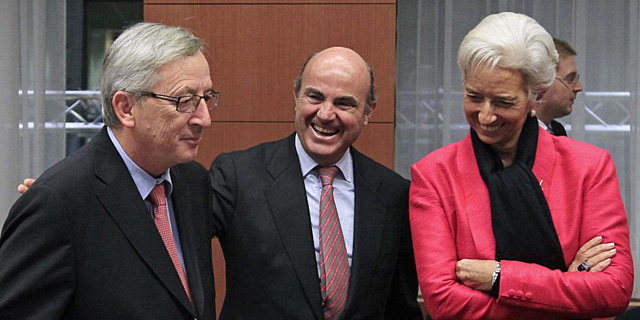 Luis de Guindos. entre Jean-Claude Juncker y Christine Lagarde. | Reuters