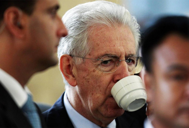 El primer ministro italiano, Mario Monti, en un descanso de la cumbre ASEM. | Reuters