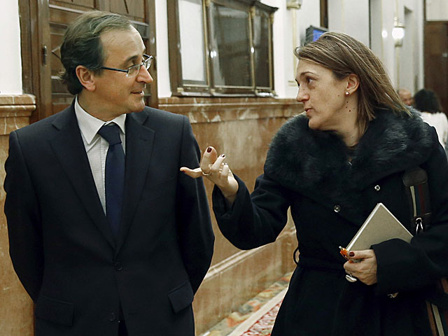 Alfonso Alonso y la portavoz socialista, Soraya Rodrguez, en el Congreso. | J. Martn / Efe
