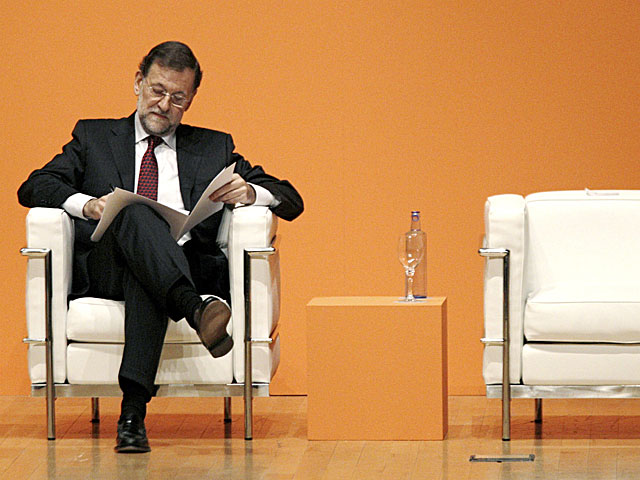 Mariano Rajoy repasa su discurso poco antes de su intervencin en el congreso. | J. C. Crdenas / Efe