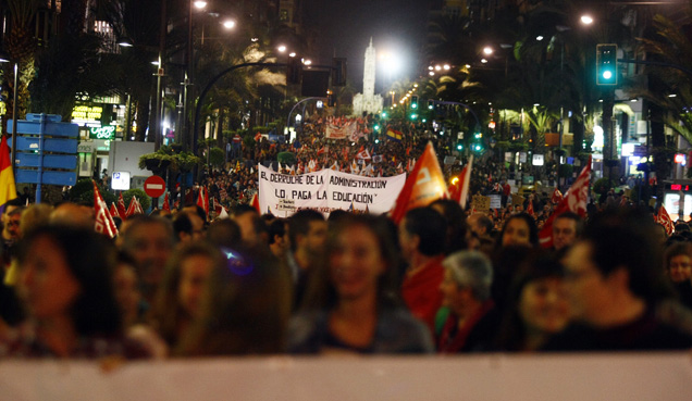 Los manifestantes, en Alfonso el Sabio, con la plaza de Luceros al fondo. | Manuel Lorenzo