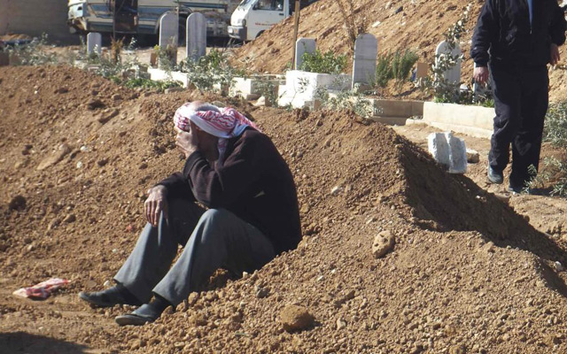 Un hombre tras el funeral de su hijo asesinado en un ataque de las fuerzas del rgimen. | Reuters