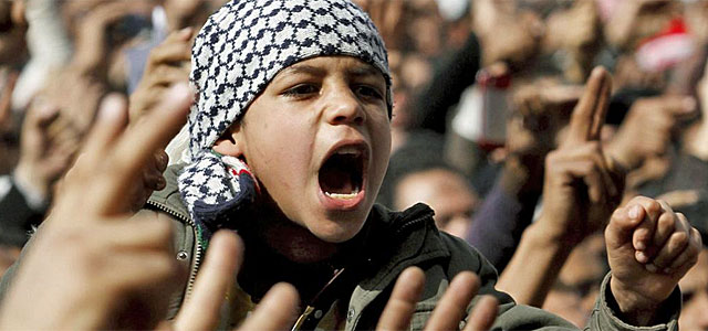 Un niño protesta en la Plaza Tahrir de El Cairo, el pasado mes de febrero. | ELMUNDO