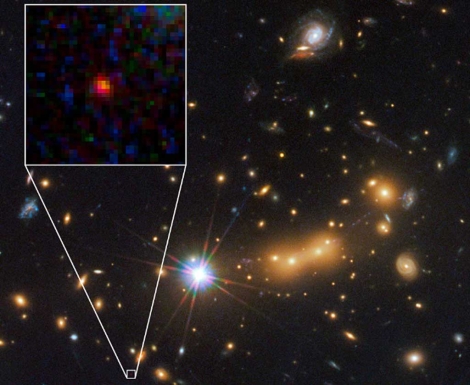 El punto rojo muestra la galaxia descubierta. | NASA/ESA