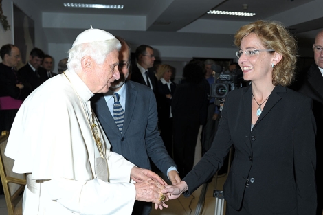 El Papa Benedicto XVI saluda a Marta Lago en una audiencia.