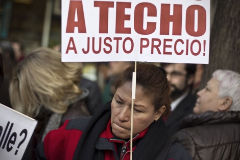 Una mujer protesta contra los desahucios en Madrid. | Fernando Alvarado / Efe