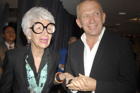 Iris Apfel y Gaultier, en la Semana de la Moda de Nueva york, en 2006. | G3
