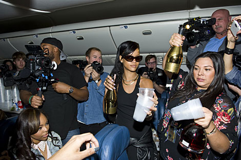 Rihanna reparti champn por el avin. | Gtres