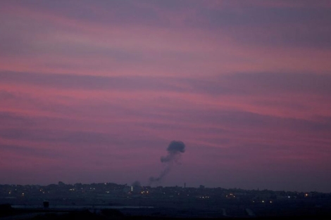 Una columna de humo tras un ataque de la aviacin israel en la Franja de Gaza.| Efe