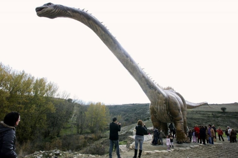 Ricardo Gonzlez tard cinco meses en construir la maqueta del apatosaurio. | Efe