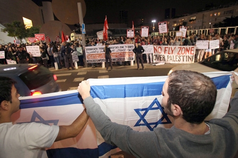 Banderas de Israel contra una manifestacin de israeles rabes en Tel-Aviv.| Efe