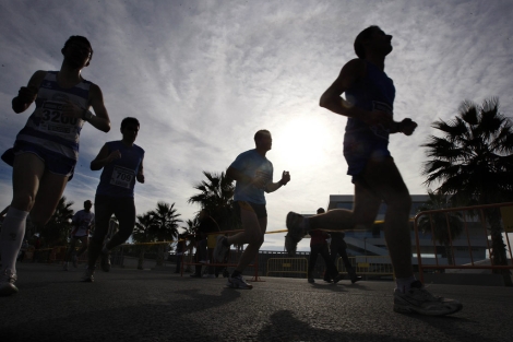 Varios corredores en un maratón de Valencia. | Benito Pajares
