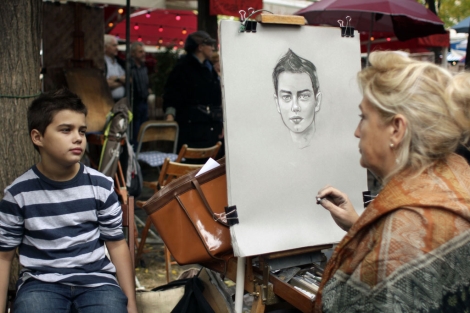Una pintora retrata a un nio en la plaza de Montmartre. R.V.
