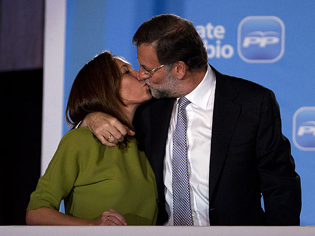 Rajoy besa a su esposa en el balcn de Gnova el 20-N de 2011. | Emilio Morenatti / AP