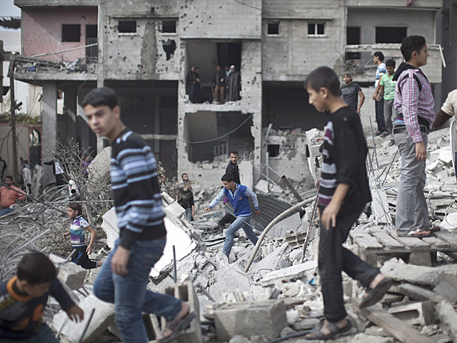 Varios jóvenes inspeccionan un edificio destruido por Israel en Gaza capital. | Efe