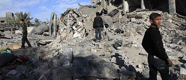Nios en las ruinas bombardeadas de una casa en Gaza. | Reuters