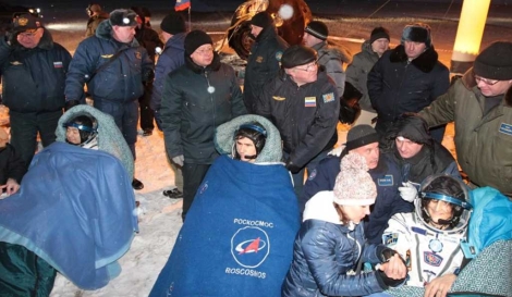 Miembros de la agencia espacial rusa ayudan a los tripulantes tras su aterrizaje.| M. Shipenkov
