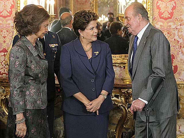 Los Reyes junto a la presidenta de Brasil, Dilma Rousseff, antes del almuerzo celebrado en el Palacio Real. | Ballesteros / Efe