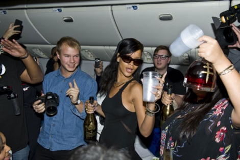 Rihanna, de fiesta en el avin. | Foto: Gtres