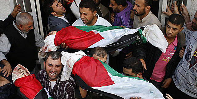 Palestinos llevan los cuerpos de la familia Dalu para enterrarlos. | Reuters