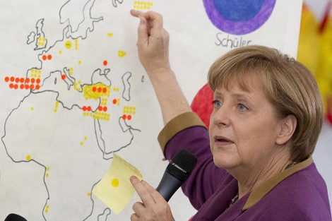La canciller Angela Merkel, en una escuela hispano-germana en Berlín. | Reuters