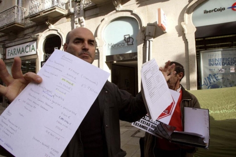 Ricardo Barcia durante la protesta frente a la caja implicada. | Efe
