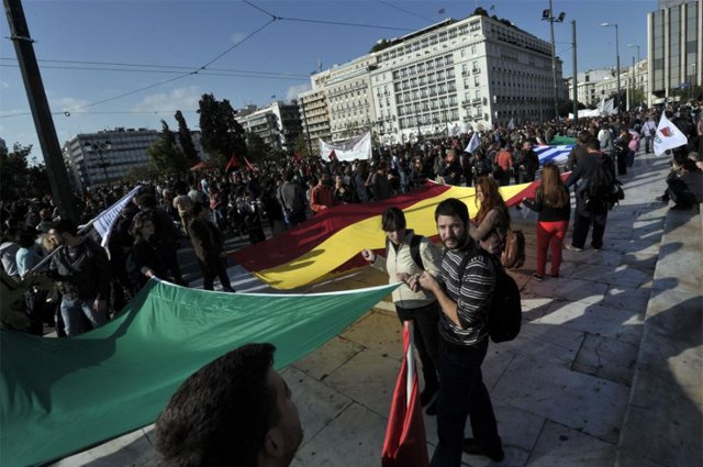 Bandera espaola en las protestas griegas contra los recortes. | Afp