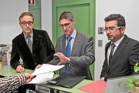 El letrado Xavier Melero, el procurador Antonio de Anzizu y Francesc Snchez, de CDC, registran ayer la querella. / CDC