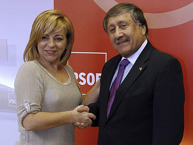 Elena Valenciano con el embajador de Palestina en Espaa, Musa Amer Odeh. | Fernando Alvarado / Efe
