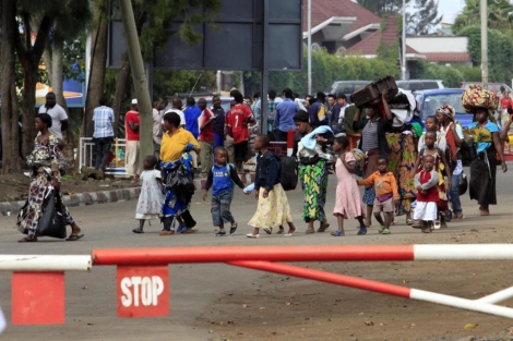 Refugiados por la violencia del Congo cuzan la frontera con Ruanda. | Reuters
