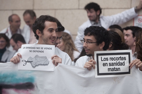 Médicos residentes protesta a las puertas del Hospital Reina Sofía de Córdoba. | M. Cubero