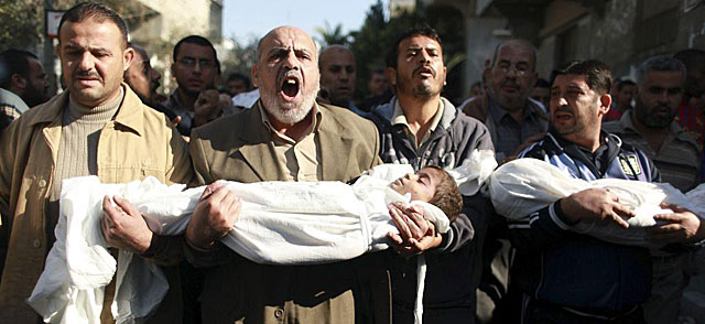 Palestinos llevan los cadveres de dos nios asesinados en un ataque israel. | Reuters