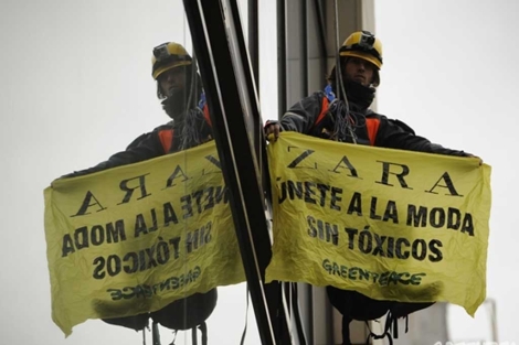 Un activista despliega una pancarta contra el uso de txicos en Zara. | Greenpeace