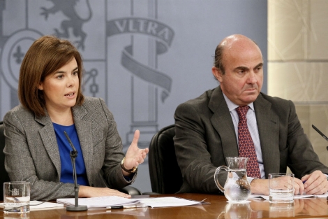 La vicepresidenta del Gobierno, Senz de Santamara, junto al ministro de Economa. | Efe