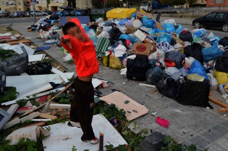 Un nio juega entre las basuras en Jerez. | A. Lozano