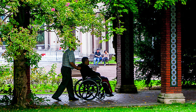 Un anciano y su cuidador en el Parque de Doña Casilda, en Bilbao. | Iñaki Andrés