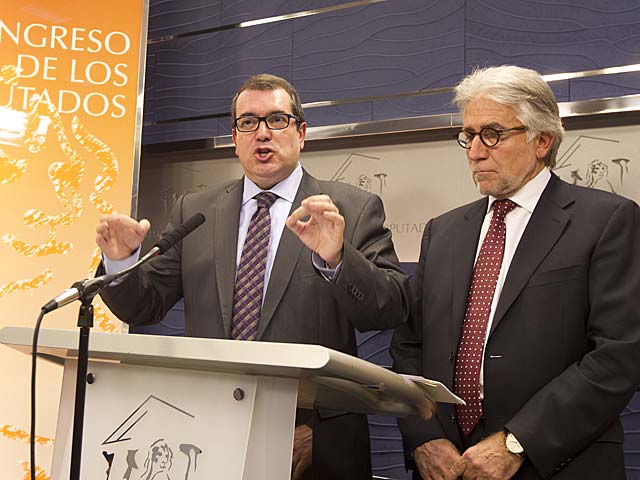 Los diputados de CiU, Jordi Jan y Snchez Llibre, solicitando la comparecencia de los ministros. | Alberto Cuellar.
