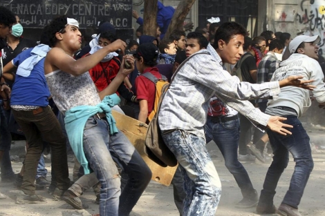 Manifestantes se enfrentan a policas antidisturbios este jueves en la plaza Tahrir.| Efe