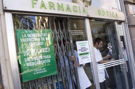 Una farmacia de Valencia cierra durante una de las jornadas de protesta. | Benito Pajares