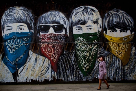 Un mural en Londrs con los Beatles con las caras cubiertas. | AFP