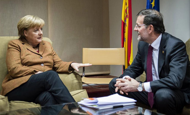 Merkel y Rajoy, anoche en Bruselas. | Afp