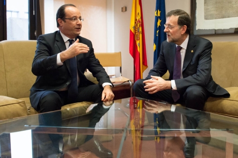 El presidente francs, Francois Hollande (izq.), habla con Rajoy. | Efe