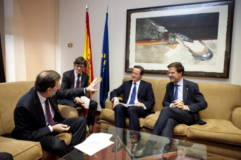 Rajoy conversa con David Cameron (Reino Unido, 2-d) y Mark Rutte (Holanda, d). | Efe
