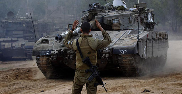 Un soldado israel gua a un tanque en la frontera con Gaza. | Reuters