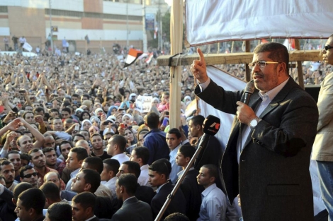 Morsi se dirige ayer a sus seguidores cerca de el Palacio Presidencial. | Efe
